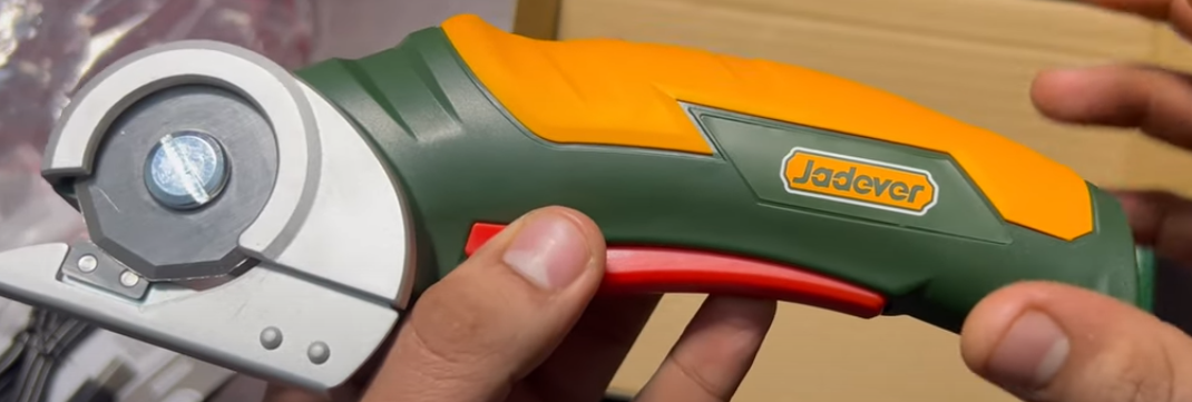 مقص شحن كهربائي للكرتون ومشمع و قماش 4 فولت من JADEVER