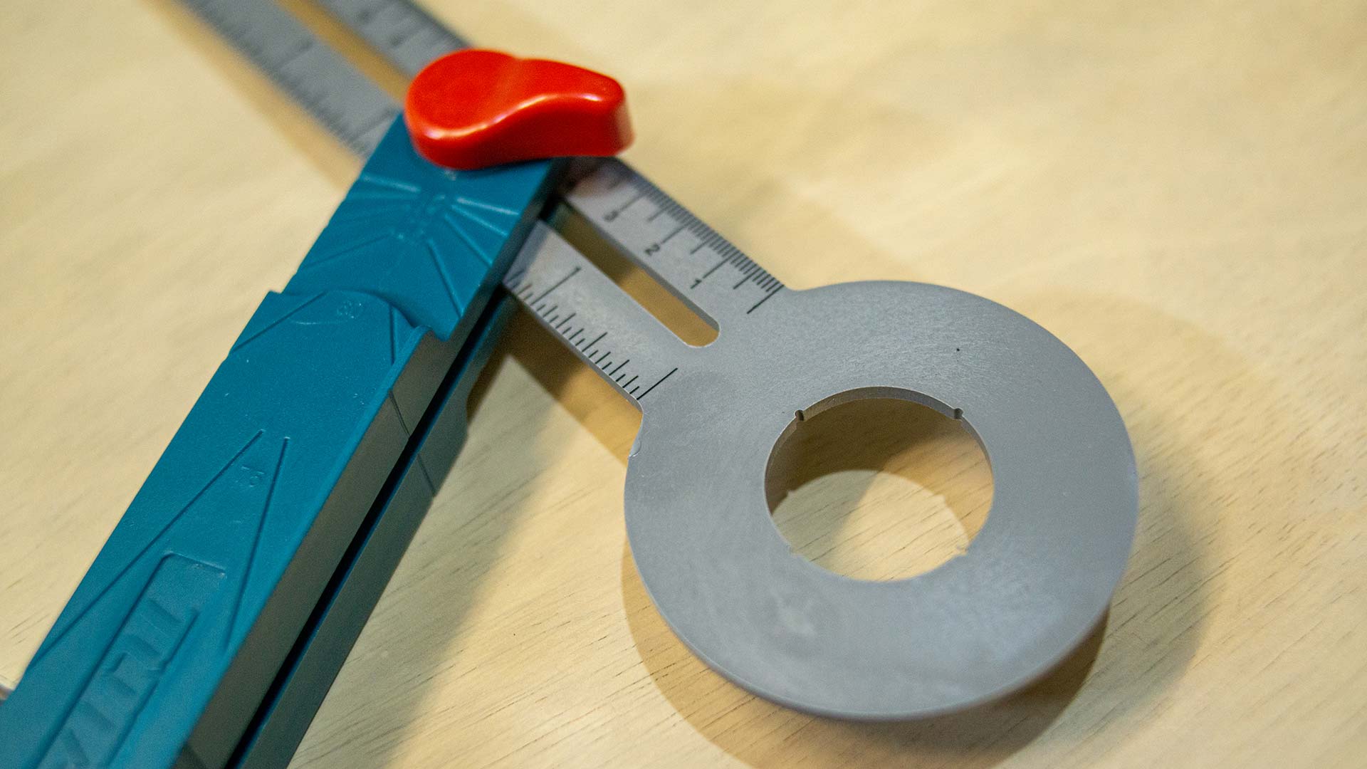 زاوية علام متحركة مع ميزان ماء من Total