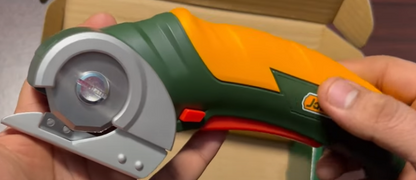 مقص شحن كهربائي للكرتون ومشمع و قماش 4 فولت من JADEVER