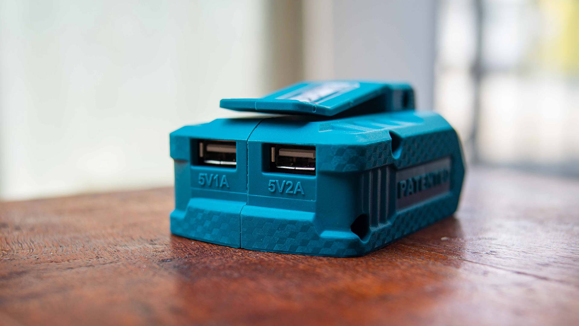 شاحن بطارية يعمل على مخرج USB 20 فولت من Total