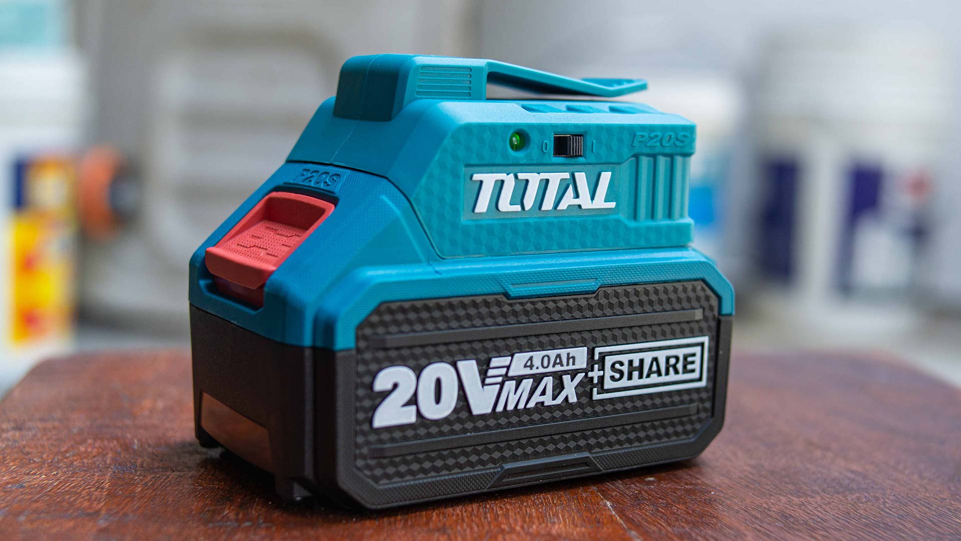 شاحن بطارية يعمل على مخرج USB 20 فولت من Total