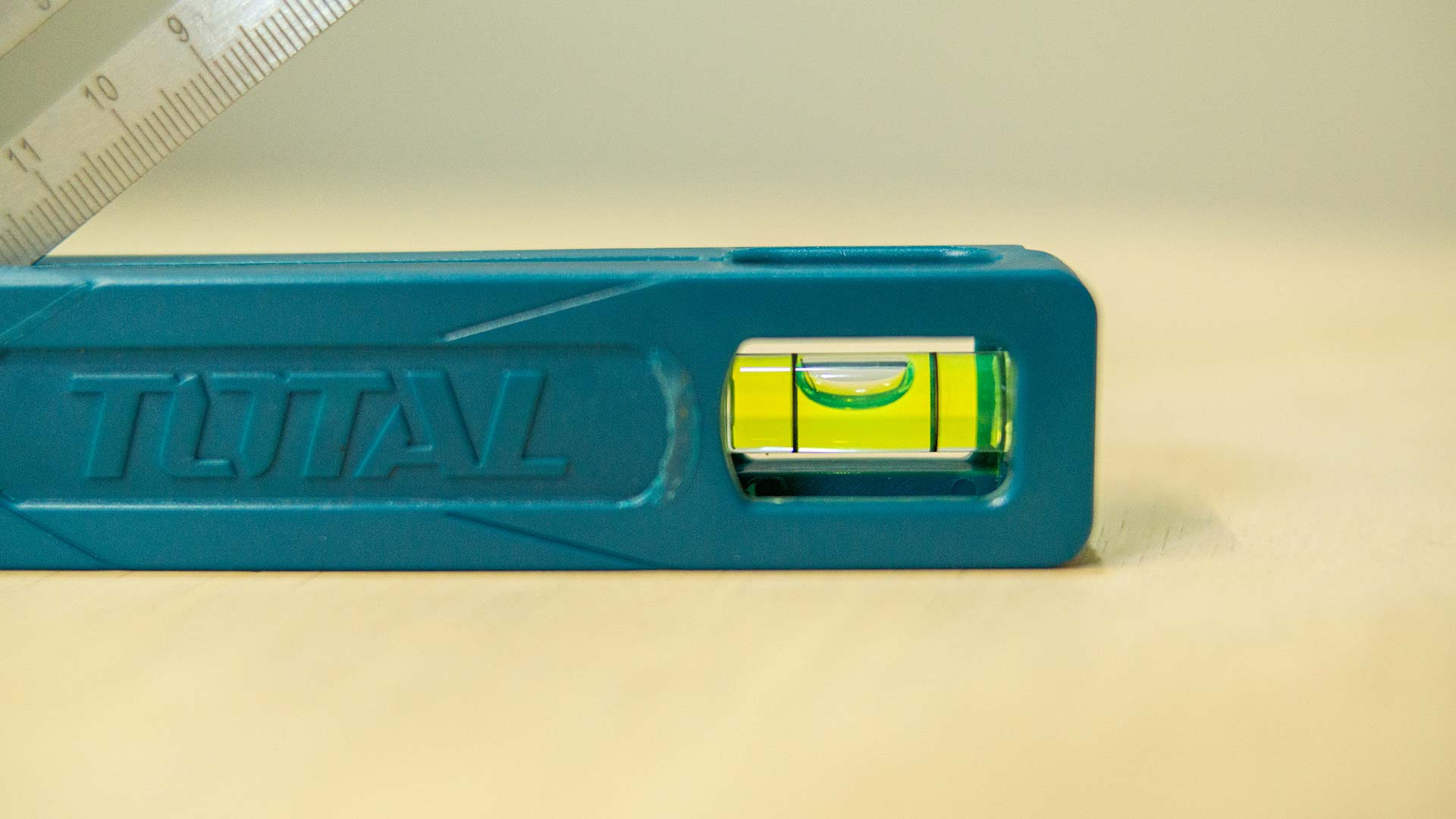 زاوية علام متحركة مع ميزان ماء 7" من Total