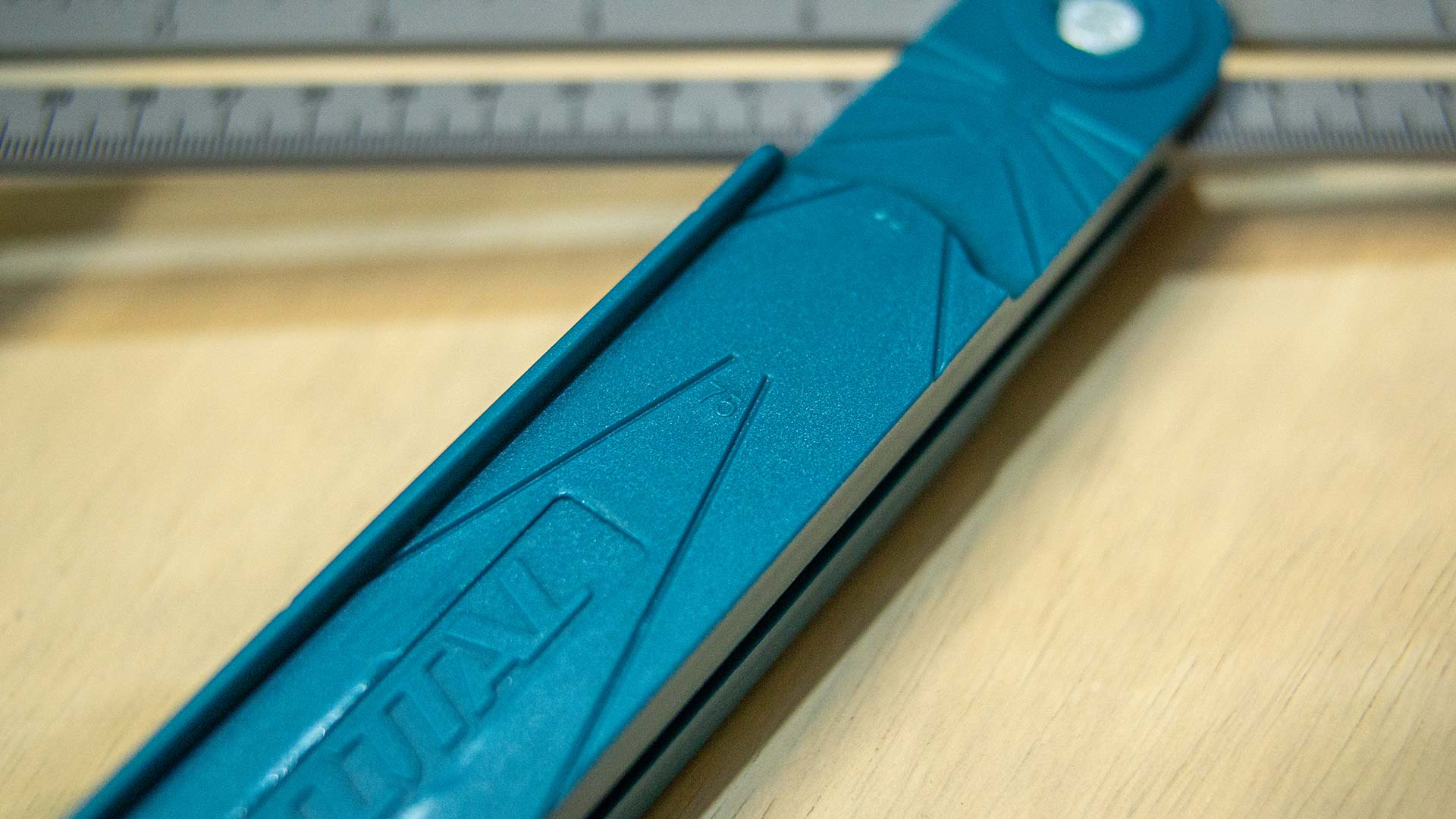 زاوية علام متحركة مع ميزان ماء من Total