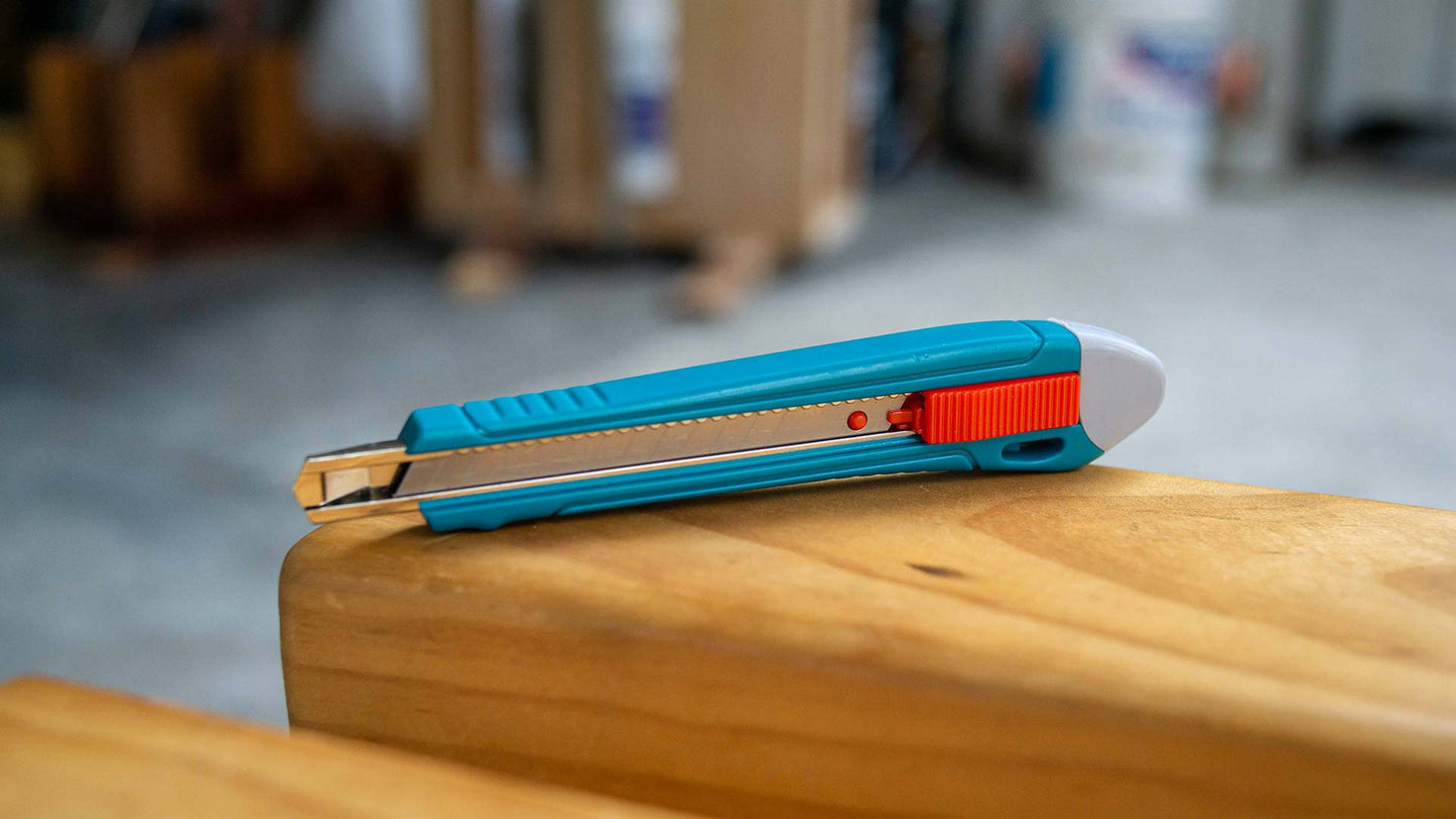 مشرط بلاستيك رفيع من TOTAL