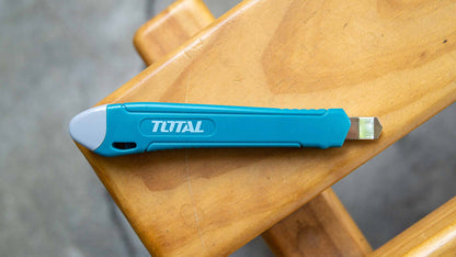 مشرط بلاستيك رفيع من TOTAL