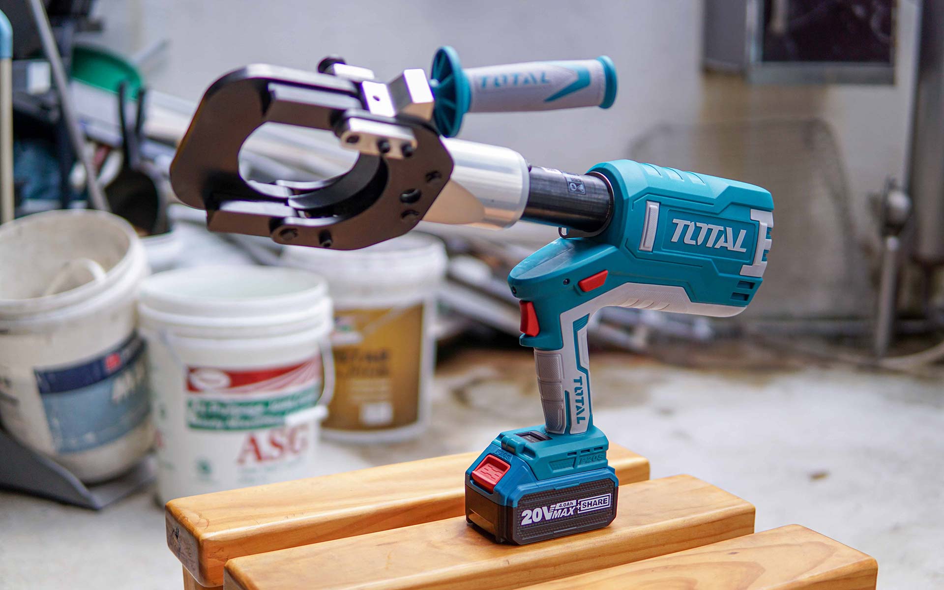 مقص كيبل هيدروليك شحن مع 2 بطارية 4 امبير وشاحن من Total - Smart Hack