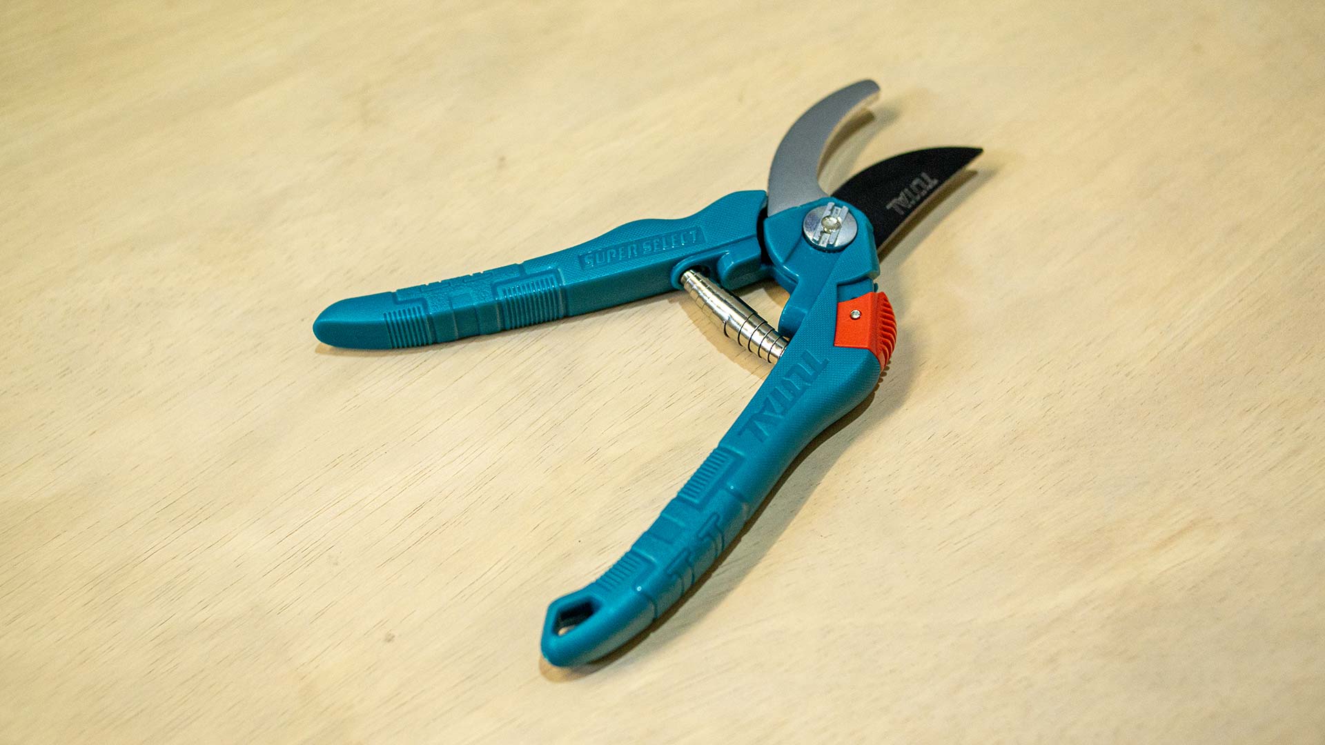 مقص شجر عرض خاص 8" من Total - Smart Hack