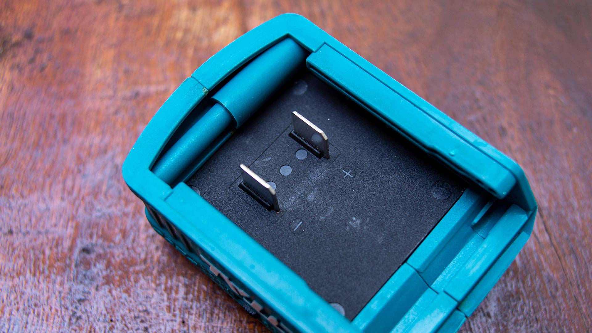 شاحن بطارية يعمل على مخرج USB 20 فولت من Total - Smart Hack