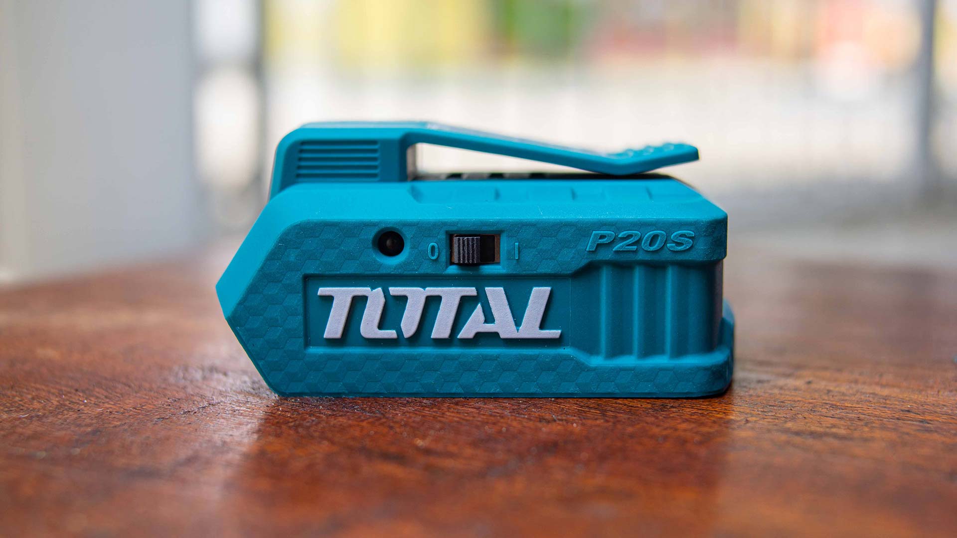 شاحن بطارية يعمل على مخرج USB 20 فولت من Total - Smart Hack