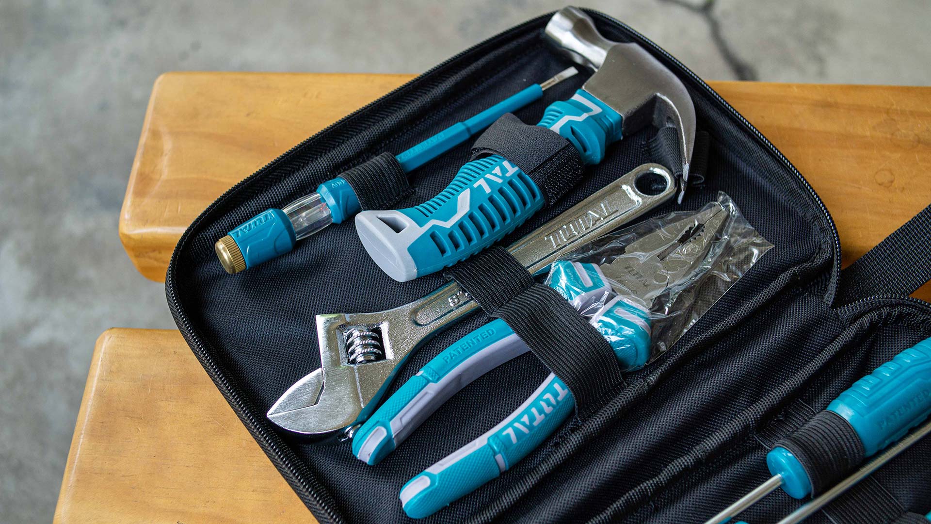 شنطة عدة من Total - Smart Hack