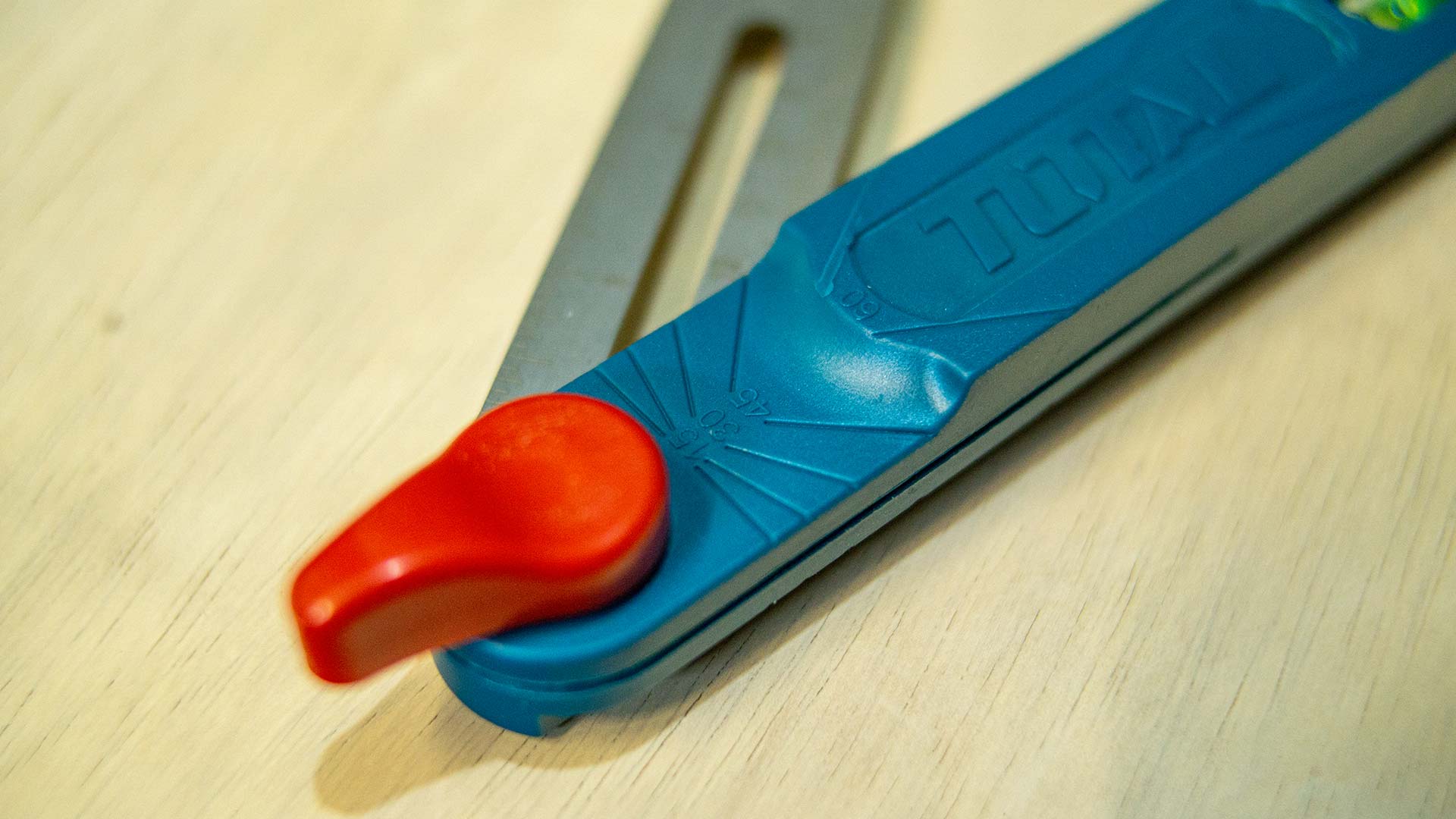 زاوية علام متحركة مع ميزان ماء 7" من Total - Smart Hack