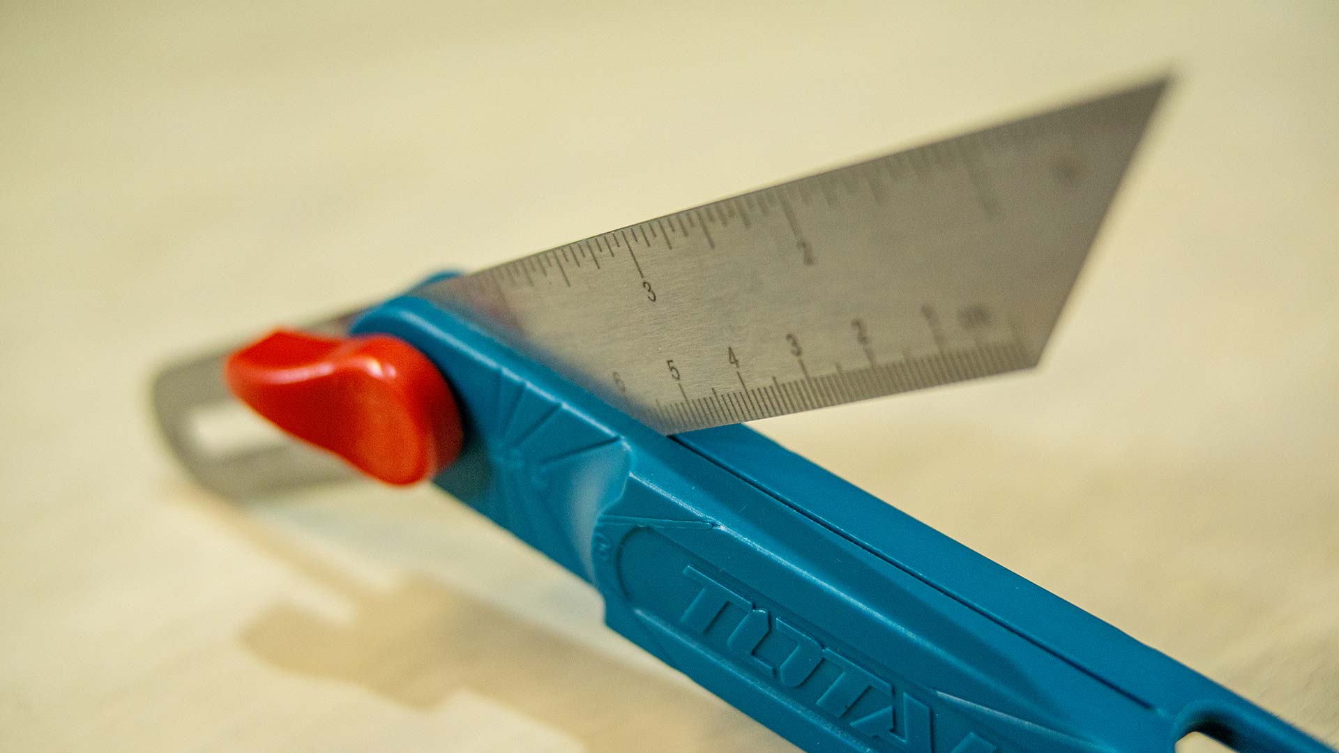 زاوية علام متحركة مع ميزان ماء 7" من Total - Smart Hack