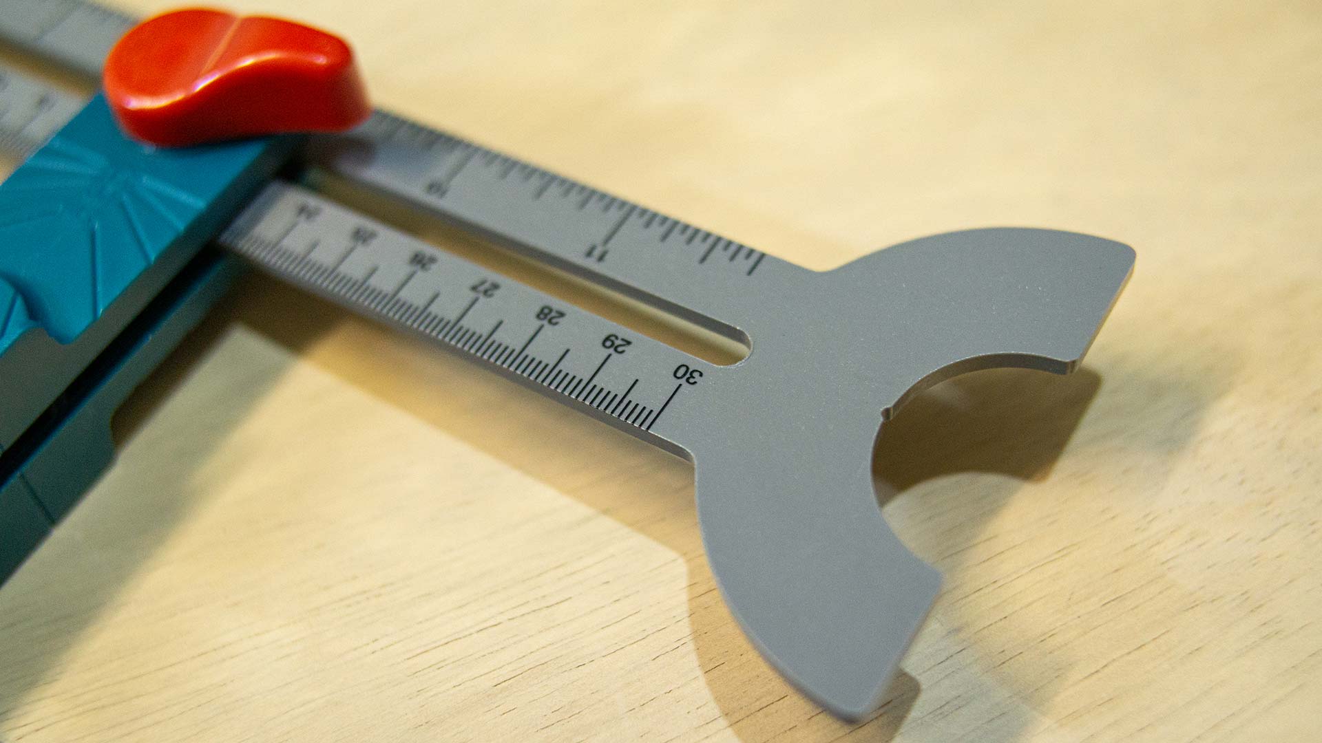 زاوية علام متحركة مع ميزان ماء من Total - Smart Hack