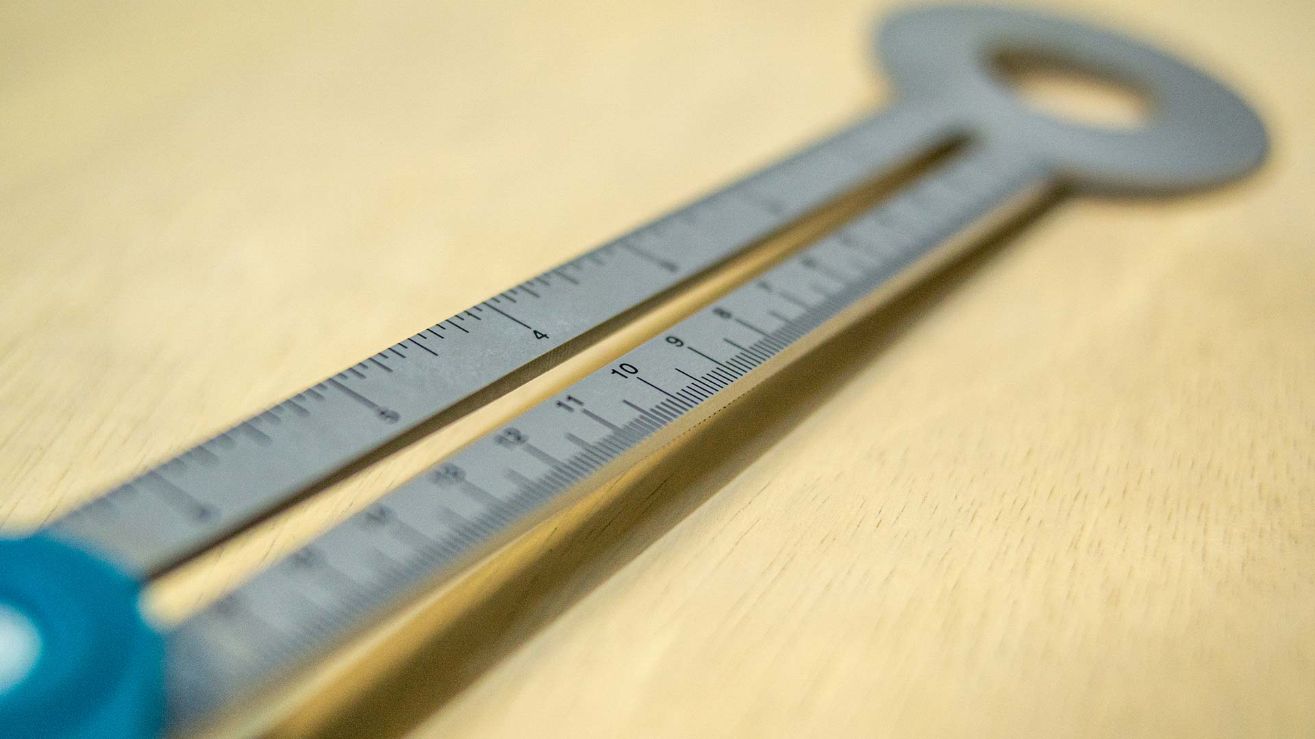 زاوية علام متحركة مع ميزان ماء من Total - Smart Hack