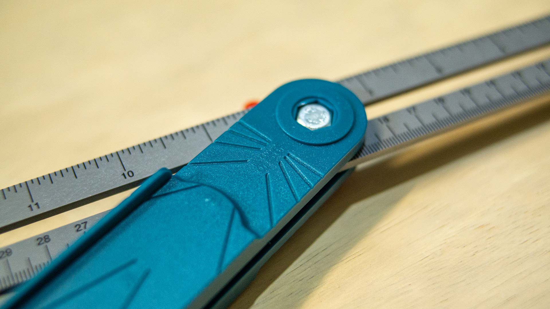 زاوية علام متحركة مع ميزان ماء من Total - Smart Hack