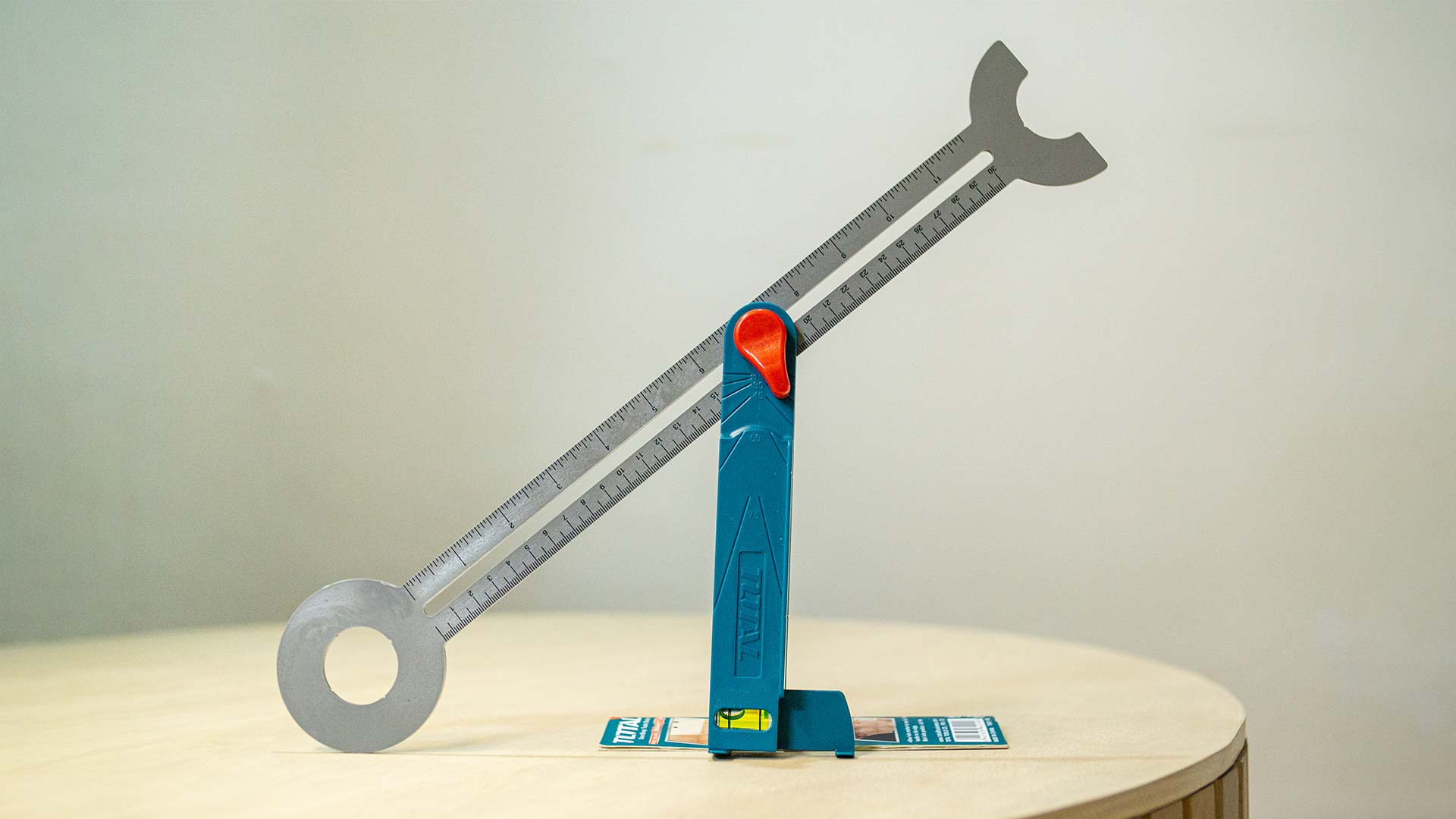 زاوية علام متحركة مع ميزان ماء من Total - Smart Hack