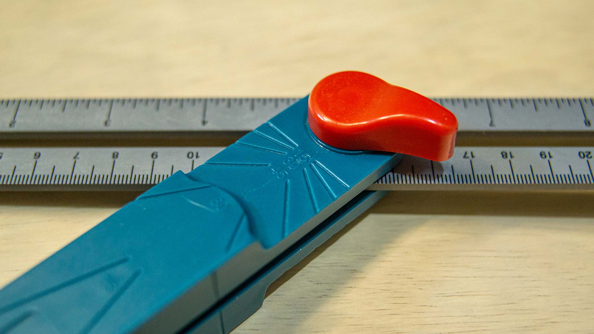 زاوية علام متحركة مع ميزان ماء من Total - Smart Hack